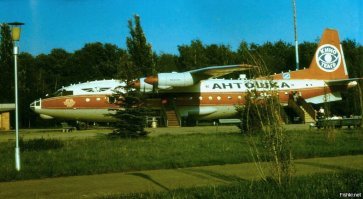 Не совсем такой стоял в Самаре (тогда ещё в Куйбышеве): это стоит Ил-18, а у нас стоял Ан-12.