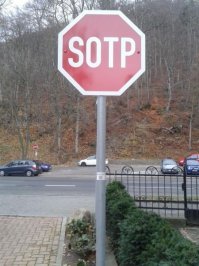 Иногда знак STOP специально пишут неправильно, чтобы привлечь внимание.