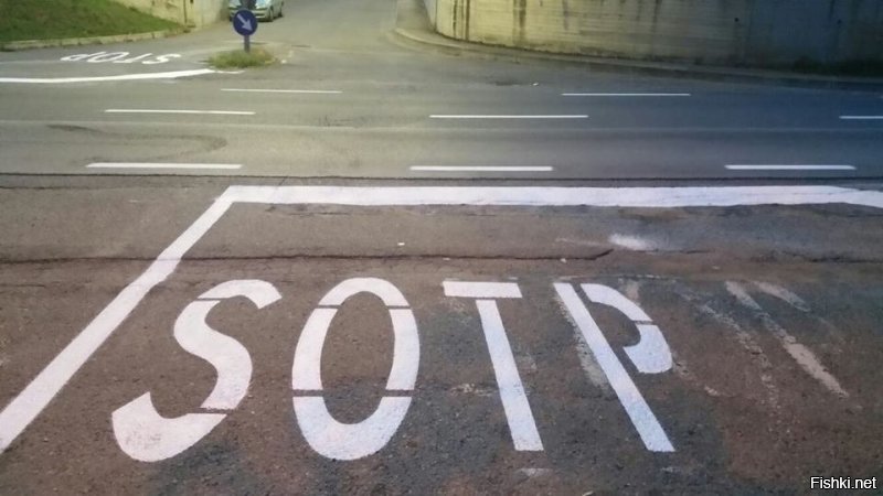 Иногда знак STOP специально пишут неправильно, чтобы привлечь внимание.