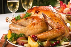 Во многих странах охота на лебедя разрешена, а в Австралии даже поощряется (лебеди расплодились и уничтожают в водоёмах местные растения .
Лебедь вполне съедобный дикий гусь.