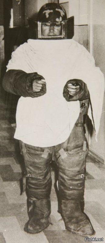 И в Афгане бывало. На фото   хирург Душанбинского госпиталя подполковник Ю. Воробьев перед операцией над рядовым В. Грабовенко, которому в грудь попал выстрел от гранатомета, 1988г.