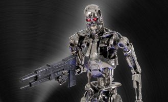 Вообще то Т800 выглядит вот так. Плюс имитация кожи и мышц, в них то и "течёт" кровь. И никакой копии человека.