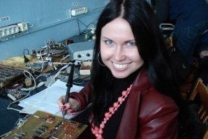 Это из той же оперы как эта девушка паяльник держит, исключительно для фото.