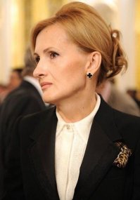 Депутат и патриот Яровая в серьгах Chanel Camelia из белого золота с бриллиантами за 1 млн. руб. шлёт вам поздравление с "единством" из своих апартаментов за $ 3 млн в ЖК «Тверская Плаза» с мраморным холлом, зимним садом, спорткомплексом и бассейном!