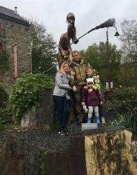 2 часа назад пошел на рыбалку , Увидели вот эту статую , я попросил мою мать нас сфоткать . Смотрите что получилось .