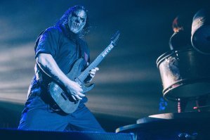 Майлз, Майлз... 3 ноября 1973 года родился Mick Thomson - гитарист нюметалистов Slipknot. Хэппибёздим!