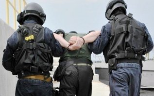 УК РФ Статья 207. Заведомо ложное сообщение об акте терроризма
1. Заведомо ложное сообщение о готовящихся взрыве, поджоге или иных действиях, создающих опасность гибели людей, совершенное из хулиганских побуждений, -
наказывается штрафом в размере от двухсот тысяч до пятисот тысяч рублей или в размере заработной платы или иного дохода осужденного за период от одного года до восемнадцати месяцев, либо ограничением свободы на срок до трех лет, либо принудительными работами на срок от двух до трех лет.

Давай еще смешнее, малыш! Твои деяния оценит не только народ, но и специалисты по таким шуткам!