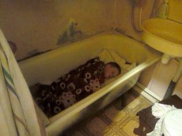 в Донецке в 2014 - 2106 годах так люди переживали обстрелы т.к. ванная комната и сама ванна были самым безопасным местом...