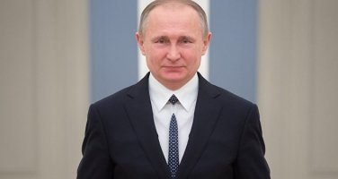 то что лица людей несимметричны известно с давних времен, может быть еще с дохристианского времени. Ради прикола - возьмите свою фотографию, где вы сняты в анфас и приставьте зеркало, результат как минимум вас позабавит
