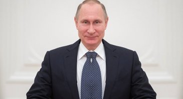 то что лица людей несимметричны известно с давних времен, может быть еще с дохристианского времени. Ради прикола - возьмите свою фотографию, где вы сняты в анфас и приставьте зеркало, результат как минимум вас позабавит
