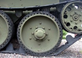 А где на фото каток от пантеры? В центре это серийный от нашего танка. Такой же и на БТ стоял еще до войны! Вот еще каток Т-34 в разрезе. Представьте картину маслом! Привозят на передовую токарный станок "ДИП-300 ("Догоним и перегоним" высота от центра шпинделя до станины 300 мм ну и длина самого станка метров 5), подключают его к дизель-генератору. Волокут токарю катки от свежеподбитой пантеры где он в них растачивает отверстия под втулки-корпуса подшипников, а затем и сами корпуса вытачивает. Затем куча сверловки под болты, которыми эти самые корпуса подшипников (по научному буксовый узел), к каткам притянутся на радиально сверлильном станке который тоже специально для этого приволокли. Нет я не спорю! Передвижные мастерские были на фронте, но только это не тот случай