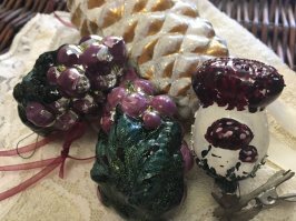 Ёлочки действительно были заглядение! 
Есть и у меня заветный сундучок с таким богатством. Традиция украшать ёлки на Рождество датируется шестнадцатым веком и пришла к нам из Саксонии. А вот первое стеклодувное производство появилось в  Германии. Некоторые игрушки столь причудливы и оригинальны, что стали особым предметом гордости частных коллекций. Толщина стенок отдельных елочных украшений середины прошлого столетия более схожа с добротным фужером богемского стекла и составляет около 7 мм. Игрушки крупные и запоминающиеся. Вес имеют немалый, особенно не рассчитанный на тонкие лапки молоденьких елей.
Доставшиеся мне в наследство игрушки потихонечку реставрируются и обретают новую жизнь.