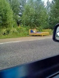 Продавец деревянной мебели