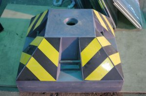 Прежде чем осуждать попробуйте сами разглядеть в предрассветных сумерках на скорости 60-80 км мокрое бетонное заграждение под цвет мокрого асфальта.
Здесь все претензии должны быть к администрации аэропорта - почему не поставили знак и не обновили разметку