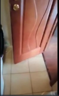мужичок сам мля еще те умелые ручки, пороги из ванной убрал зато, дверь красивая влезла, этож вопрос времени был когда зальет всю хату.