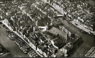 Кёнигсберг до войны. Остров Кнайпхоф. Центр города.
 После бомбёжки союзниками в 1944 году.
 Наше время.
