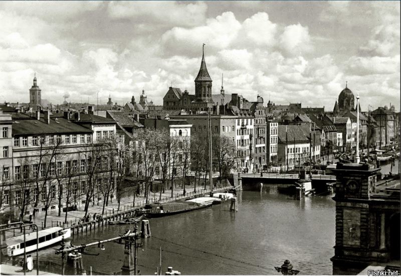 Кёнигсберг до войны. Остров Кнайпхоф. Центр города.
 После бомбёжки союзниками в 1944 году.
 Наше время.