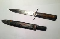 А почему у них изгиб гарды в разные стороны? Вроде бы логичней, чтоб под указательный палец загиб был?