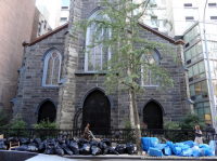 Да меня не сам церковь удивила . Я такое и раньше видел....




Кстати это всё Нью-йорк...

А то что там прибита вывеска супермаркет.....