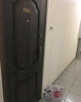 я так иногда делаю, когда готовлюсь его выкинуть. выставлю, и пока собираю другой мусор, одеваюсь или еще что-то. если он не воняет и не течет, то ничего такого нет, если постоит минут 15-30