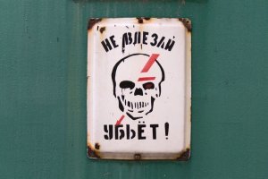 Брат в детстве думал что есть монстр "Невлезай" и он действительно убьёт.