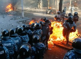 Цепные собаки - это наверное те, которые тупо стояли и сдерживали беснующихся идиотов, потому-что им даже оружия не дали? И запретили подавлять идиотов?
А мирные Киевляне - это те, которые разобрали брусчатку, когда студенты делали коктейли Молотова? 

Ну-ну.  На ютубе больше 1000 видео, Как это в реальности происходило, поэтому можешь тут не пистеть.  

Вот твой молодняк мирный коктейли молотова делает,  а вот избивающие Беркутовцы почему-то стоят и никого не калечит.  :) Трепло.