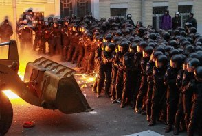 Цепные собаки - это наверное те, которые тупо стояли и сдерживали беснующихся идиотов, потому-что им даже оружия не дали? И запретили подавлять идиотов?
А мирные Киевляне - это те, которые разобрали брусчатку, когда студенты делали коктейли Молотова? 

Ну-ну.  На ютубе больше 1000 видео, Как это в реальности происходило, поэтому можешь тут не пистеть.  

Вот твой молодняк мирный коктейли молотова делает,  а вот избивающие Беркутовцы почему-то стоят и никого не калечит.  :) Трепло.