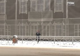 Да да да! Приглядеться не пробовали? В Красноярске перед универсиадой тоже всё "ОТРЕМОНТИРОВАЛИ". Завезли в город свежий снег, грязный накрыли синтепоном, привели в порядок фасады, посадили ёлки, покосили траву, даже дороги ремонтировали, кое где ложили асфальт в конце февраля. Частному сектору выдали бесплатно по несколько мешков бездымного угля строго на время проведения универсиады. Не думаю что ваши сделали качественней.