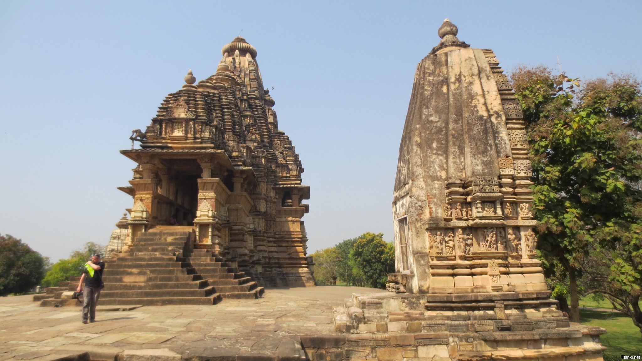 индийский храм с изображением сцен любви