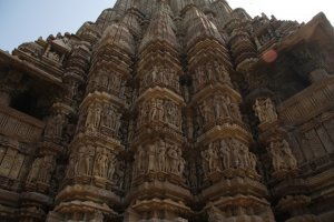 очень мнооого чего не сохранилось, время + этот комплекс в свое время сожрали джунгли,  реставрация полным ходом идет (фото 1), я на фото покажу, гуляли там в 2014, сохранилась основа и то плохо, гладкая поверхность видите? (фото 2, 3)  и внутренние помещения, остальное - реставрация, новодел... была гладкая а потом вот такая красота (фото 4), ну и еще для примера как прошла 1000 лет (фото 5) снизу обратите внимание и там нифига не песчаник, а песчанику хана, но ребята восстанавливают, молодцы но думаю реставрация там не закончится никогда, новые резные элементы очень быстро покрываются черной плесенью (беда ЮВА) и с ней ничего сделать нельзя, да и если присмотреться то много косяков, но в целом комплекс очень впечатляет, особенно ночью, подсветка там шикарная + шоу устраивают.... внутрянку показывать уже не буду, там тоже - где восстановили а где нет :) . p.s. однозначно рекомендую к посещению!