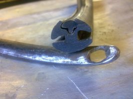 Скорее всего это заводское приспособление для установки замка лобового стекла на УАЗ. На фото ниже похожая железяка, но кустарного производства. В отверстие вставляется замок стекла (резиновый шнур) и с помощью инструмента заводится в уплотнитель лобового стекла.