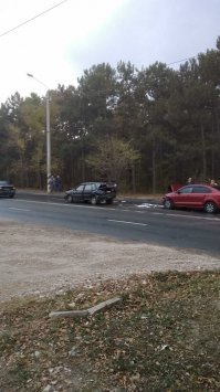 Ну, если верить фото, то в месте удара был разрыв в сплошной линии разметки