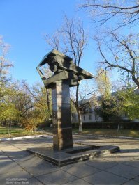 Памятник Лилии (Лидии) Литвяк открыт 1-го сентября 1977 года в центральном сквере города, у здания школы № 1 по улице В.И. Ленина. На постаменте высечены пятнадцать звёзд – число сбитых героиней вражеских самолётов и надпись: «Лилии Литвяк – отважной лётчице 73 гвардейского истребительского авиаполка». 
 Сверху установлен фрагмент кабины самолёта со скульптурным портретом славной лётчицы 73-го гвардейского истребительного авиаполка 8-й воздушной армии.
 Сооружён памятник по инициативе отряда РВС (разведчиков военной славы) и его руководителя Валентины Ивановны Ващенко, на протяжении многих лет занимавшихся поиском места гибели Лилии Литвяк и нашедших его.

   Лилия Владимировна Литвяк летчица, старший лейтенант, командир звена истребителей 73-го гвардейского истребительного авиаполка 8-й Гвардейской Воздушной армии. Погибла в неравном бою с фашистскими истребителями 1 августа 1943 г. на подступах к г. Красный Луч в период освобождения Донбасса. Указом Президиума ВС СССР от 05.05.1990 г. ей присвоено посмертно звание Героя Советского Союза (по ходатайству РВС СШ №1 и лично Ващенко В.И.).