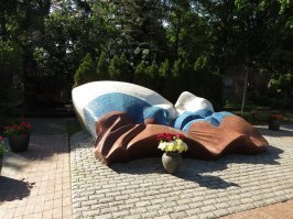 Большинство из этих сказок-чушь полная: стекло там-противоударное, спросите любого работника мавзолея. Ну, а любителям пожеланий перезахоронить или "потерять" Ленина могу посоветовать разобраться сначала с мощами всевозможных липовых святых и разберитесь с могилами на самых престижных кладбищах тех, кто загнал Россию в помойку (например, Черномырдина, Ельцина и прочих ваших кумиров).