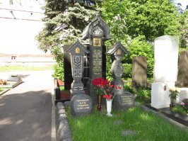 Большинство из этих сказок-чушь полная: стекло там-противоударное, спросите любого работника мавзолея. Ну, а любителям пожеланий перезахоронить или "потерять" Ленина могу посоветовать разобраться сначала с мощами всевозможных липовых святых и разберитесь с могилами на самых престижных кладбищах тех, кто загнал Россию в помойку (например, Черномырдина, Ельцина и прочих ваших кумиров).