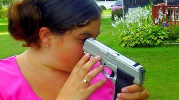 Сидела женщина, скучала, занятие какое-то себе искала