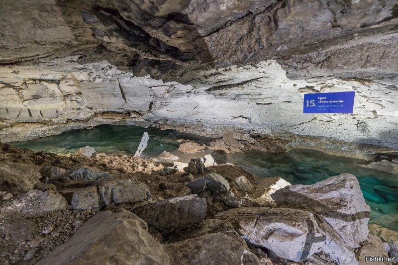 Перечислил пещеры за рубежом. А про наши не слова. Кунгурская ледяная пещера. Протяжённость пещеры составляет около 5700 м, из них 1500 м оборудовано для посещений туристами. Температура воздуха в центре пещеры от +5 C до 2 C. 
Кунгурская пещера содержит 58 гротов, 70 озёр, 146 т. н. «органных труб» (самая высокая в Эфирном гроте, 22 м) высоких шахт, доходящих почти до поверхности. Ей более 10-12 тысяч лет.
От себя добавлю - в "обитаемой"части пещеры есть неприметный узкий проход, в конце которого деревянная дверь, и за ней тупиковый грот. В советское время его оборудовали под бар - барная стойка, столы, стулья. Рассказывали, что тогда в гроте заранее ставили калориферы, нагревали, после чего там пьянствовала местная партийная элита. Я там был уже в 90е, водили в этот бар первого американца, посетившего Пермскую область.