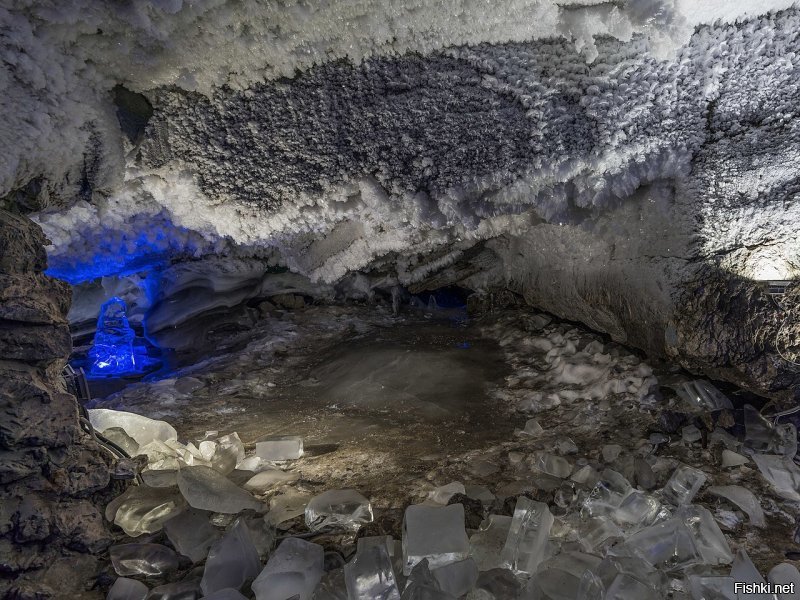 Перечислил пещеры за рубежом. А про наши не слова. Кунгурская ледяная пещера. Протяжённость пещеры составляет около 5700 м, из них 1500 м оборудовано для посещений туристами. Температура воздуха в центре пещеры от +5 C до 2 C. 
Кунгурская пещера содержит 58 гротов, 70 озёр, 146 т. н. «органных труб» (самая высокая в Эфирном гроте, 22 м) высоких шахт, доходящих почти до поверхности. Ей более 10-12 тысяч лет.
От себя добавлю - в "обитаемой"части пещеры есть неприметный узкий проход, в конце которого деревянная дверь, и за ней тупиковый грот. В советское время его оборудовали под бар - барная стойка, столы, стулья. Рассказывали, что тогда в гроте заранее ставили калориферы, нагревали, после чего там пьянствовала местная партийная элита. Я там был уже в 90е, водили в этот бар первого американца, посетившего Пермскую область.