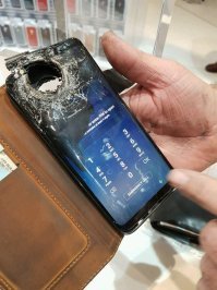 Снимок очень похож на настоящий. В пробитой части находятся камеры, карта памяти, симка, антенны, модули связи. Экран подключается снизу и будет работать и при сильных повреждениях, OLED можно даже в трубочку скручивать. Если цепи питания, аккумулятор и процессор фатально не пострадали - фото вполне может быть настоящим.