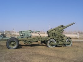 К чему это я? А вот к чему дорогие товарищи!
Я в 1986 году попал служить в ББМ (город Белая Церковь), так вот, у нас на вооружении тогда стояли гаубицы большой мощности - Б-4М, т.е. не гусеничном, а на колесном ходу, и тягал её тягач ГТТ. На стволах стояли даты выпуска - 30-е годы. Вот это была махина! Потом, мы сдали эти гаубицы на хранение. Что было потом с ними не знаю. Прилагаю фото Б-4М.
ПыСы! Когда показывали кинохронику парада 7 ноября 1941 года, и проходили Б-4, я всегда с гордостью заявлял - "Я на такой служил!".