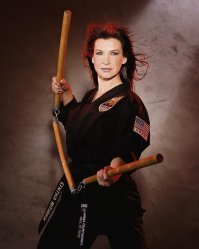 Не, супротив Арни не "снискнёт, даже Синтию Ротрок не переплюнет. мордашка страшновата.