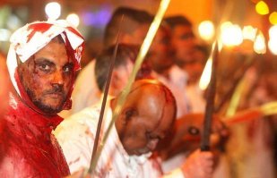 Не только христиане насилуют свою плоть для достижения духовного просветления. 3 ноября шииты отмечают ритуальный, похоронный праздник День Ашура. Зрелище не для слабонервных. Взрослые и даже дети режут себя ножами, проливают кровь на голове и других частях тела. Кроме того, они избивают себя палками и носятся с огненными факелами.