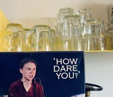 а если эту фотку в туалет повесить - то и срать тоже не смог бы ...