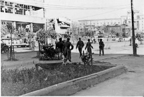 Фото сделана на площади Смирнова,ныне площадь Победы.На заднем фоне бывшая гостиница "Смоленск" ныне арбитражный суд. А с лева(разрушенное здание) не универмаг,а типография им.Смирнонова,ныне.ТК.