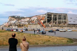 Ха,ха,ха 250 тысяч Рублей на качельку это фигня. А вот 150 миллионов долларов что бы построить в 2007   Омск-арену. А сейчас ее снести это реально круто