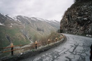 На военно грузинской дороге ограничение 90 км.ч, поток ползёт со скоростью 20 км.ч. А местные едут в рамках разрешённой знаками скорости. .... - Это говорит логика, а волосы всё равно дыбом стоят...)))