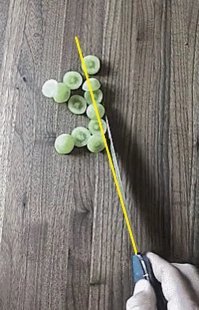 А виноградинки то приклеенные, аж нож погнулся, когда он их отодвигал!