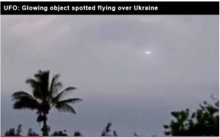 Месяц назад британский "эксперт по НЛО" заявил, что у России есть летательные аппараты, построенные по инопланетным технологиям, которые коварные русские используют для разведывательных полётов над Украиной. Он даже "уникальное видео" где-то раздобыл. Правда в кадре мелькают пальмы, но кого такие мелочи волнуют? Сказано Украина -- значит Украина. Сказано: русские -- значит точно они.
Видео по ссылке.