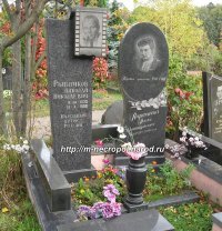 Похоронен в Москве на Троекуровском кладбище. 
Рядом с ним похоронена его жена, Алла Ларионова.