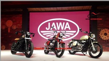 Новые мотоциклы JAWA из Индии уже в продаже [цены известны]
Новый модельный ряд из Индии представлен тремя мотоциклами: Jawa 300, Jawa Forty-Two и боббер Jawa Perak. Первый и есть "возрождение" классической "старушки". Модель Jawa Forty-Two отличается минимально, фактически это немного удешевленная версия байка для тех, кто не любит много блеска. Jawa Perak – боббер, который больше смахивает на представителей американской школы. Широкое одиночное седло «лопух», косой свес рамы типа «хардтейл», прямой руль – все это как-то не ассоциируется с чехословацкими мотоциклами, популярными в СССР. Хотя на самом деле этот байк является отсылкой к более старым (40-х годов) одноименным моделям чехословацкой компании.
Цена самого дешевого обойдется покупателю в 142 000 рублей, и 151 000 за самую дорогую соответственно. На самом деле, цена довольно приятна, на мой взгляд, ведь сейчас "китайцы" начали просить за свои "средние" мотоциклы около 100 000 рублей, а более серьезные модели и того больше. Но есть один нюанс, продажа вызвала огромный ажиотаж, мотоциклы раскупили на год вперед, вот уж действительно неожиданность. А количество дилерских центров довольно скудное, около 100.